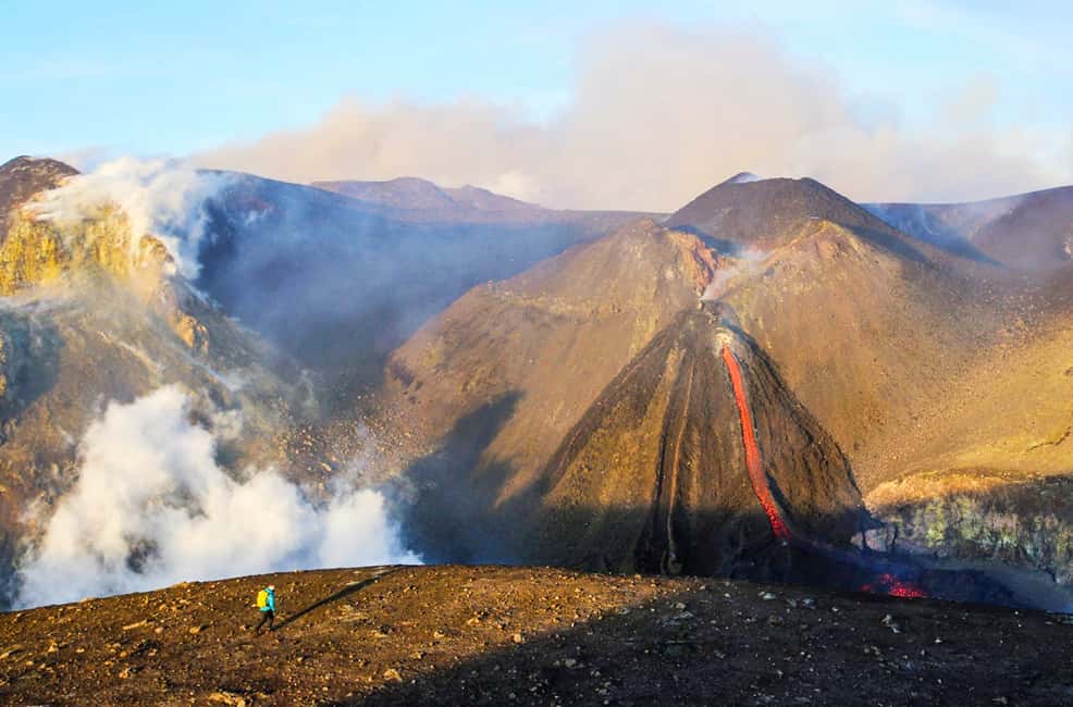afbeelding n.5 van De Etna: Trek naar 3000m met kabelbaan en jeep activiteit in Catania, geüpload door aanbieder