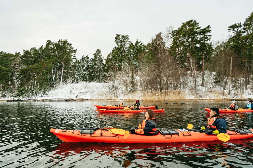 imagem n.1 de Estocolmo: Caiaque de inverno, Fika sueco e sauna quente atividade em Vaxholm, carregada pelo fornecedor