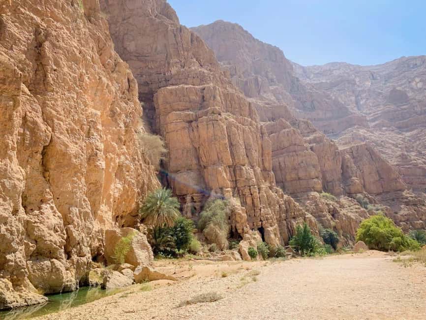 Immagine nº 10 di Muscat: Tour privato di Wadi Shab e Bimmah Sinkhole con pranzo attività a Regione al-Sharqiyya, caricata dal fornitore