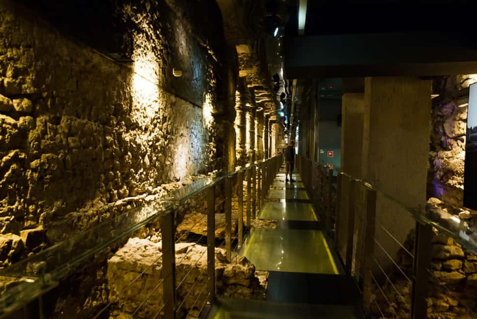Immagine nº 2 di Cracovia: Tour guidato del Museo sotterraneo di Rynek, con salto di linea attività a Cracovia, caricata dal fornitore