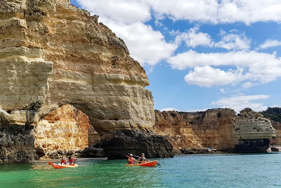 Image N°10 de Benagil : Visite guidée en kayak de la grotte de Benagil activité à Benagil, publiée par le prestataire