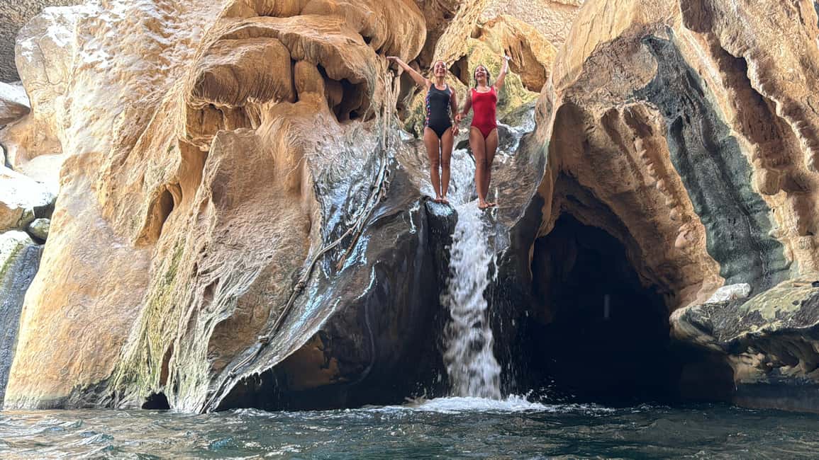 Immagine nº 15 di Da Mascate: tour di un'intera giornata di Wadi Shab e Bimmah Sinkhole attività a Regione al-Sharqiyya, caricata dal fornitore