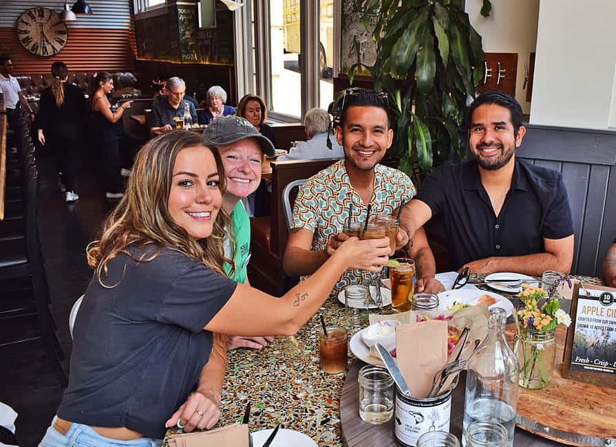 imagem n.2 de Pickle Pub Crawl: passeios de balsa e aperitivos atividade em Victoria, Colúmbia Britânica, carregada pelo fornecedor