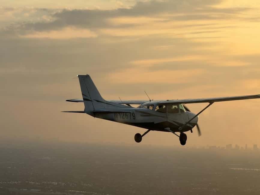 imagen n.º 5 de Miami Beach: Vuelo romántico privado al atardecer con champán actividad en Miami, subida por el proveedor