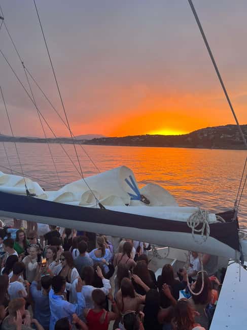 bild nr.10 av Lloret de Mar: Katamarankryssning med mat, dryck och musik aktivitet i Lloret de Mar, uppladdad av arrangören
