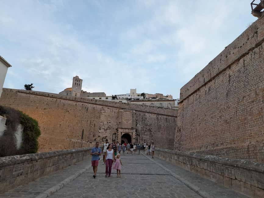 Image N°18 de TOUR DES INCONTOURNABLES D'IBIZA : Du patrimoine de l'Unesco aux plus belles plages activité à Ibiza (ville), publiée par le prestataire