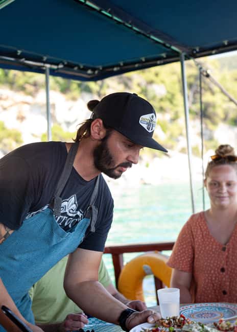 imagen n.º 17 de Skiathos: Crucero tradicional en barco con paradas para nadar y almuerzo actividad en Ciudad de Skiathos, subida por el proveedor