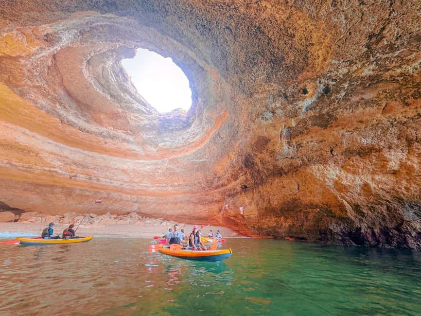 imagem n.1 de Benagil: Passeio de caiaque guiado por cavernas, enseadas e praias secretas atividade em Benagil, carregada pelo fornecedor
