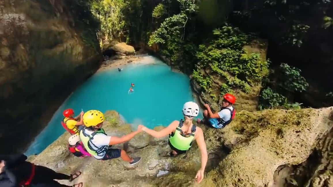 imagem n.4 de Cebu: Excursão de canyoning às cataratas de Kawasan com tirolesa atividade em Badian, carregada pelo fornecedor