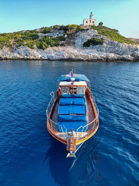 imagen n.º 3 de Skiathos: Crucero tradicional en barco con paradas para nadar y almuerzo actividad en Ciudad de Skiathos, subida por el proveedor