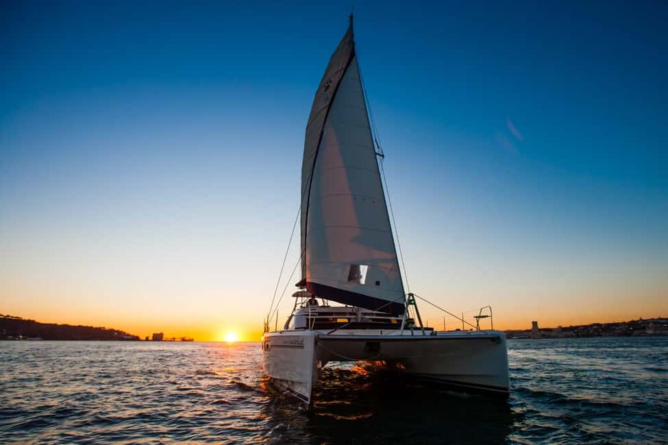 afbeelding n.2 van Lissabon: Catamarancruise bij zonsondergang, muziek en open bar activiteit in Lissabon, geüpload door aanbieder