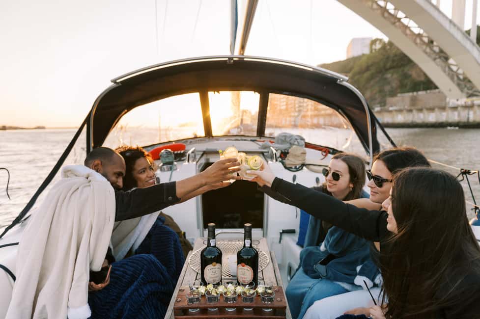 imagem n.2 de Porto: Cruzeiro de charme em veleiro com vinho do Porto, opção de pôr do sol atividade em São Pedro da Afurada, carregada pelo fornecedor
