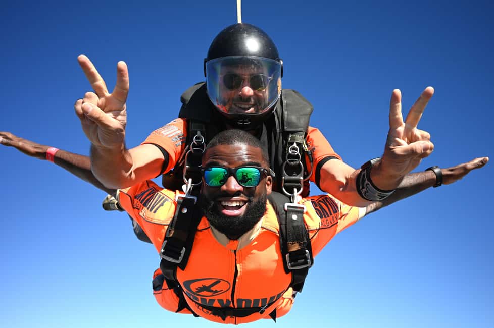 imagem n.1 de Skydive Algarve: Paraquedismo Tandem 10.000ft (até 15.000ft) atividade em Alvor, carregada pelo fornecedor