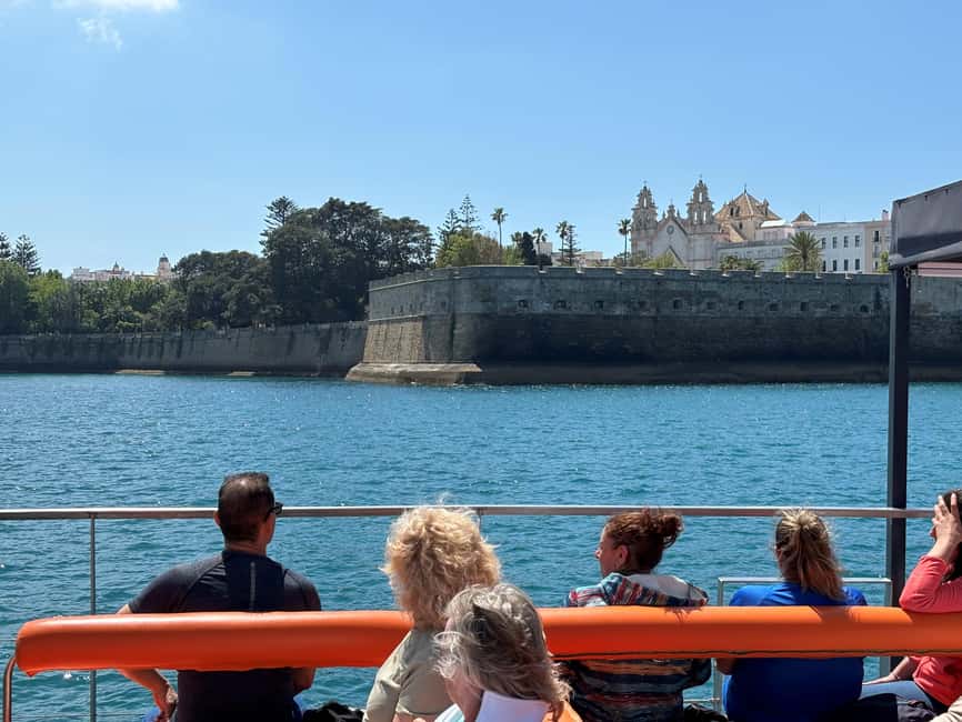 imagen n.º 3 de Cádiz: Excursión en Catamarán por la Bahía de Cádiz con Anfitrión actividad en Cádiz, subida por el proveedor