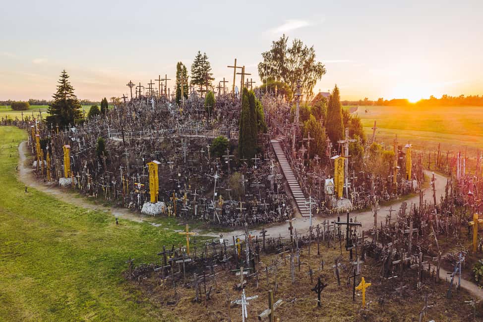 imagem n.5 de Riga: Passeio pela Colina das Cruzes, Palácio de Rundāle e Castelo de Bauska atividade em Distrito de Rundale, carregada pelo fornecedor
