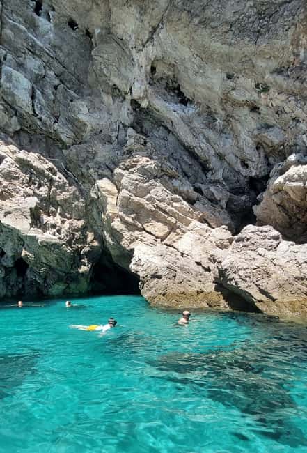 imagem n.34 de Sesimbra: Passeio de barco pelas baías e praias secretas com snorkeling atividade em Distrito de Lisboa, carregada pelo fornecedor