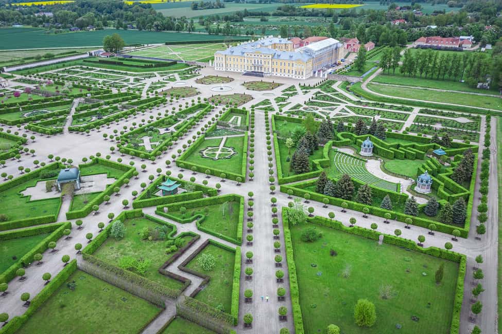 imagem n.11 de Riga: Passeio pela Colina das Cruzes, Palácio de Rundāle e Castelo de Bauska atividade em Distrito de Rundale, carregada pelo fornecedor