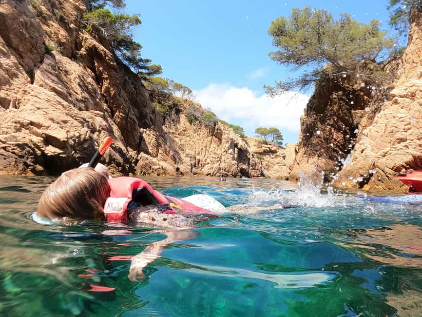 imagem n.2 de De Barcelona: excursão de caiaque e snorkel na Costa Brava com almoço atividade em Barcelona, carregada pelo fornecedor