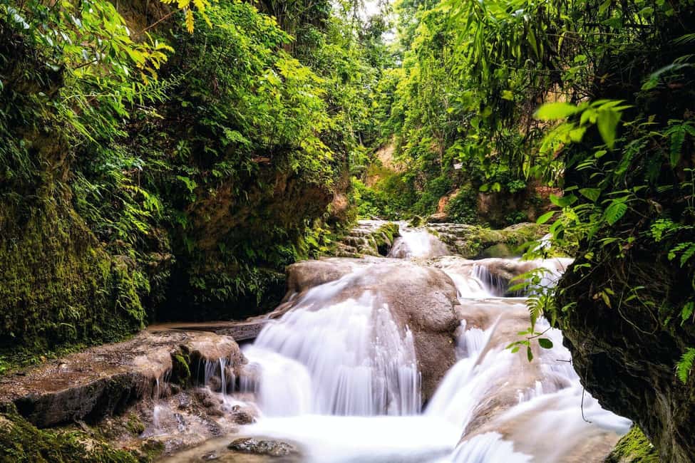 imagem n.4 de Ochos Rios: Dia inteiro em Dunn's River e Blue Hole com almoço atividade em Ocho Rios, carregada pelo fornecedor