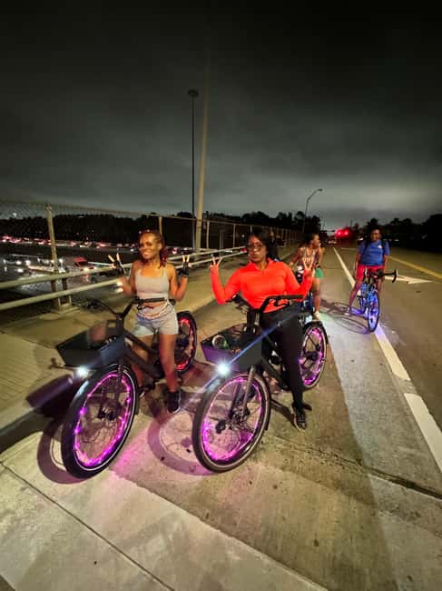 imagen n.º 2 de Houston: Paseo nocturno en bicicleta con luces LED y música actividad en Houston, subida por el proveedor