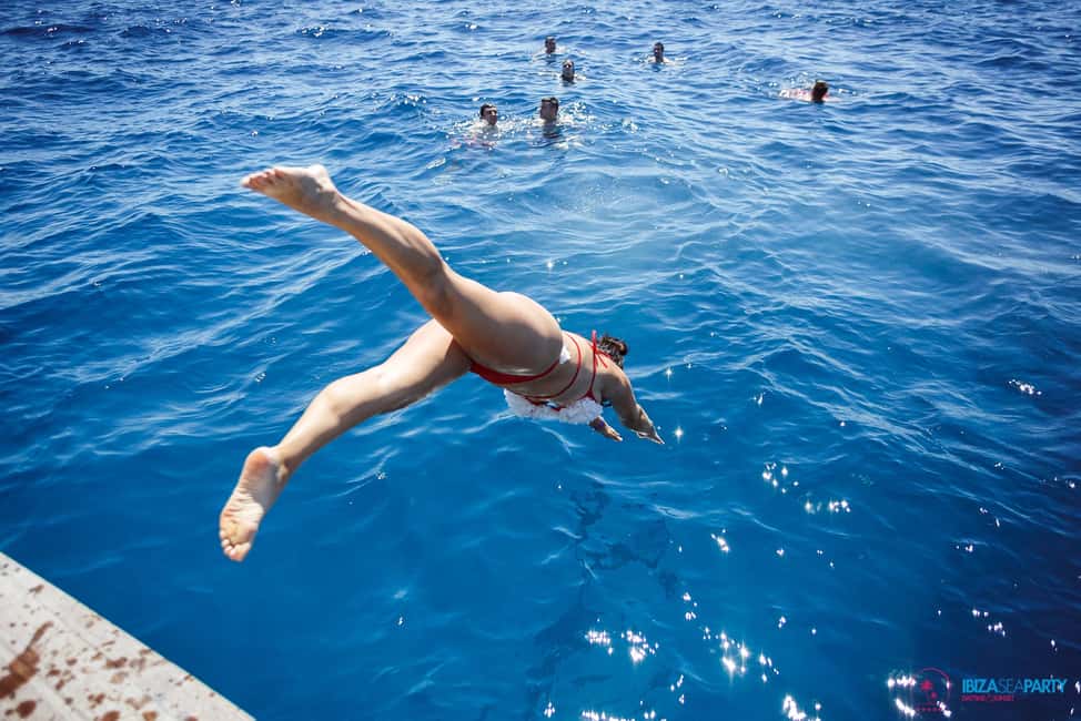 Image N°63 de Ibiza : Soirée VIP sur un catamaran avec Open Bar Premium, Paella et Ticket Club activité à Ibiza (ville), publiée par le prestataire