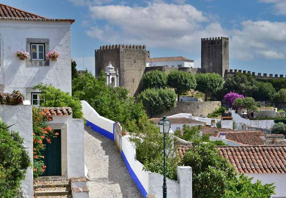 imagem n.2 de De Lisboa: Passeio compartilhado para Fátima, Óbidos, Batalha e Nazaré atividade em Batalha, carregada pelo fornecedor