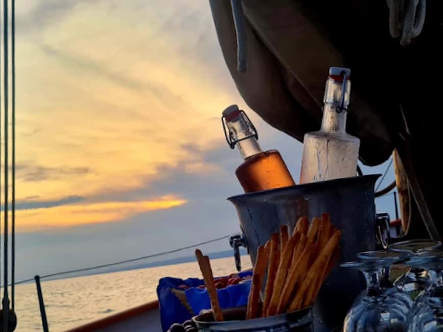 imagen n.º 6 de Marsella: Cóctel-Cena en Crucero al Atardecer en las Islas Frioul actividad en Marsella, subida por el proveedor
