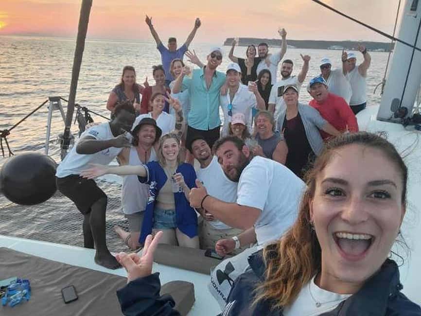imagem n.7 de Santorini: Cruzeiro ao pôr do sol com jantar grego e transfer atividade em Cíclades, carregada pelo fornecedor