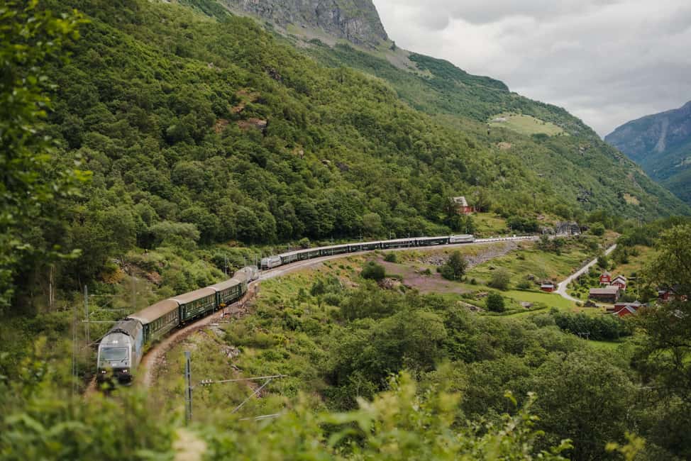 imagen n.º 2 de Bergen: Pueblo Vikingo, Crucero por el Nærøyfjorden y Ferrocarril de Flåm actividad en Flåm, subida por el proveedor