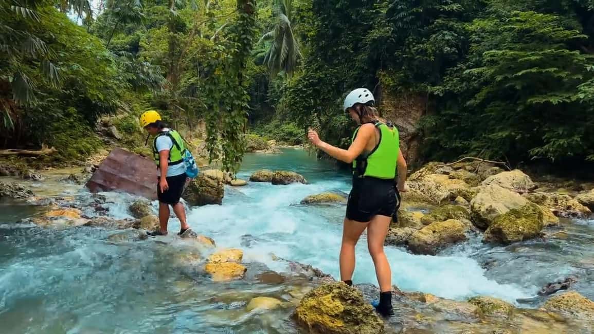 imagem n.1 de Cebu: Excursão de canyoning às cataratas de Kawasan com tirolesa atividade em Badian, carregada pelo fornecedor