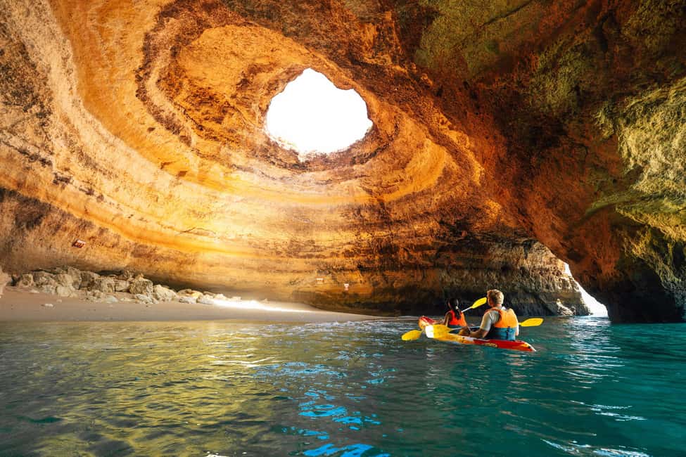 Image N°7 de Benagil : Visite guidée en kayak de la grotte de Benagil activité à Benagil, publiée par le prestataire