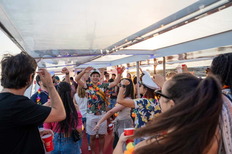 imagem n.3 de Porto: Barco de festa no rio Douro com opção de pôr do sol e 6 pontes atividade em Região do Norte, Portugal, carregada pelo fornecedor