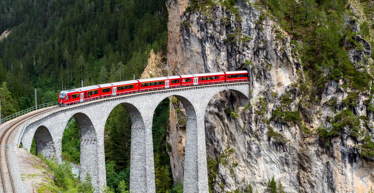 Immagine nº 2 di Da Milano: Tour guidato con il treno del Bernina a St. Moritz attività a Coira, caricata dal fornitore