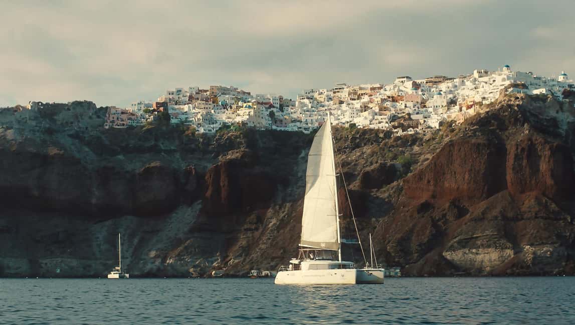 imagem n.2 de Cruzeiro Santorini Gold Catamaran com snorkel, churrasco e bar aberto atividade em Vlichada, carregada pelo fornecedor
