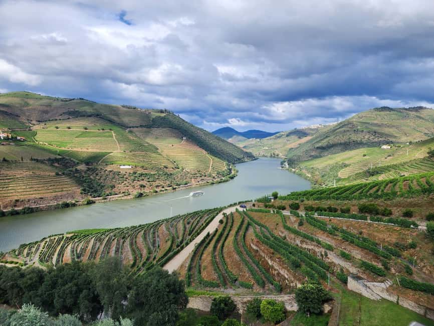 image n.5 of From Peso da Régua: Visit 3 wineries, tasting and viewpoint activity in Norte Region, uploaded by supplier