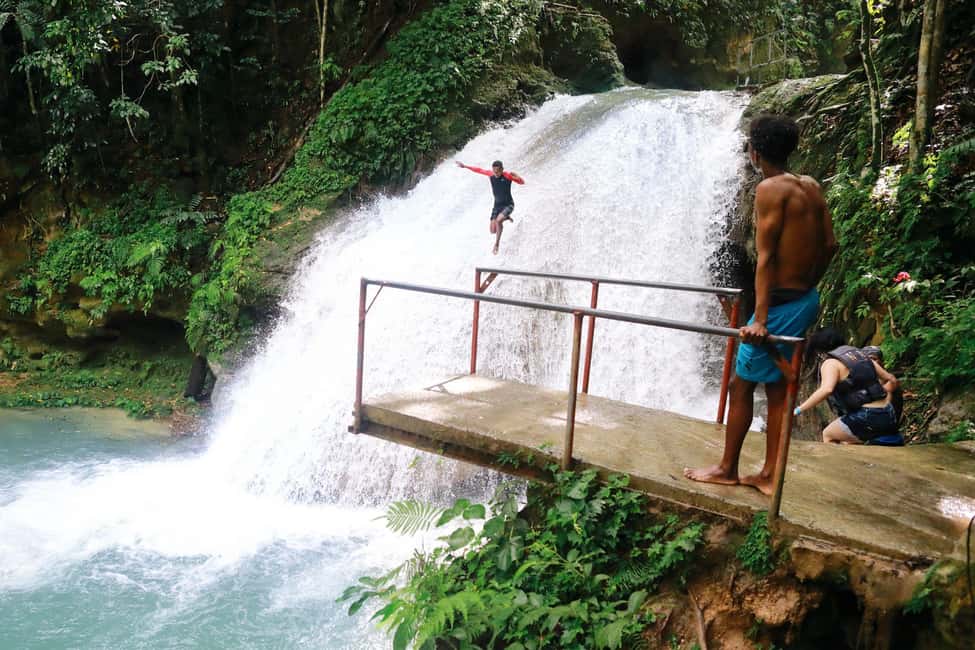 imagem n.4 de Ocho Rios: Aventura nas cataratas secretas Blue Hole com transferes atividade em Jamaica, carregada pelo fornecedor