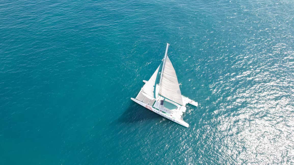 imagem n.2 de Valência: Passeio de catamarã com mergulho e DJ opcional atividade em Valência, carregada pelo fornecedor