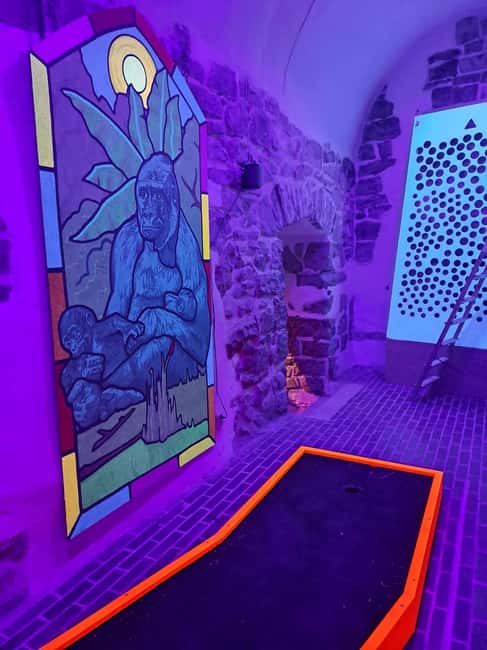 imagem n.3 de Praga: Jogo de minigolfe Glow Golf por luz UV atividade em Praga, carregada pelo fornecedor