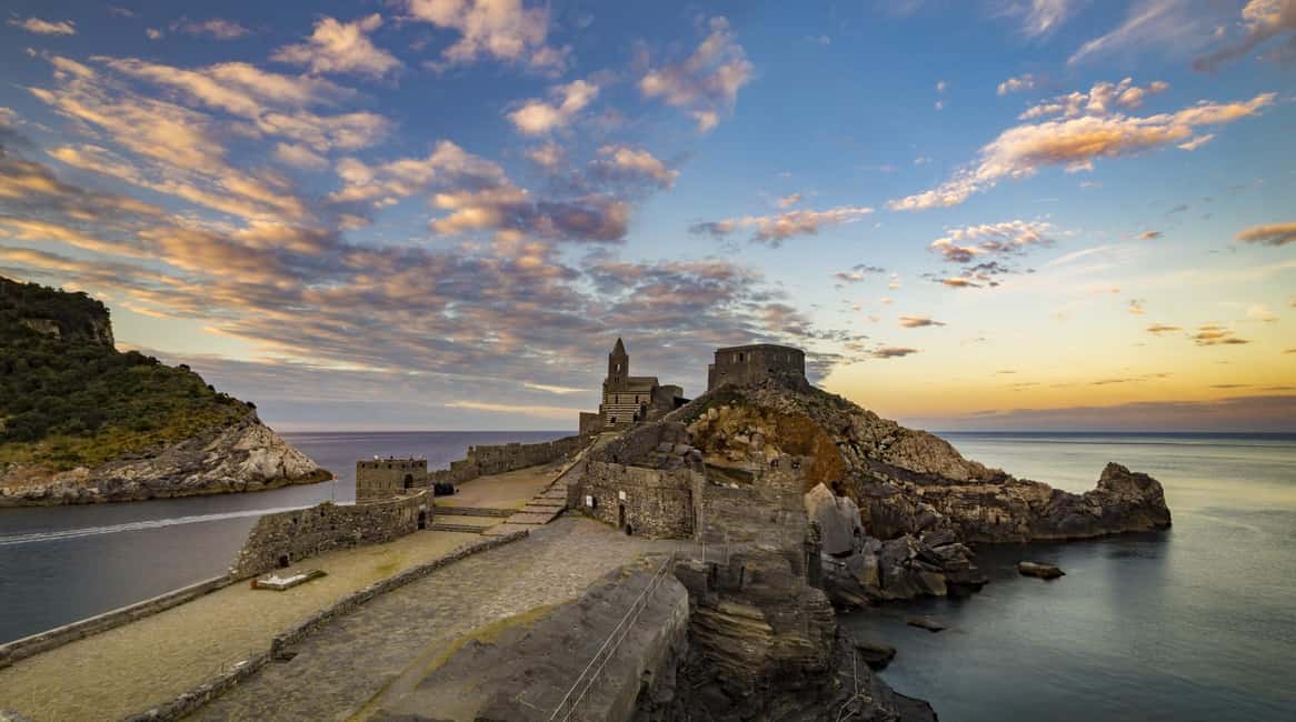 Immagine nº 11 di Da Monterosso: tour in barca di 3 ore al tramonto con andata e ritorno a La Spezia attività a Porto Venere, caricata dal fornitore