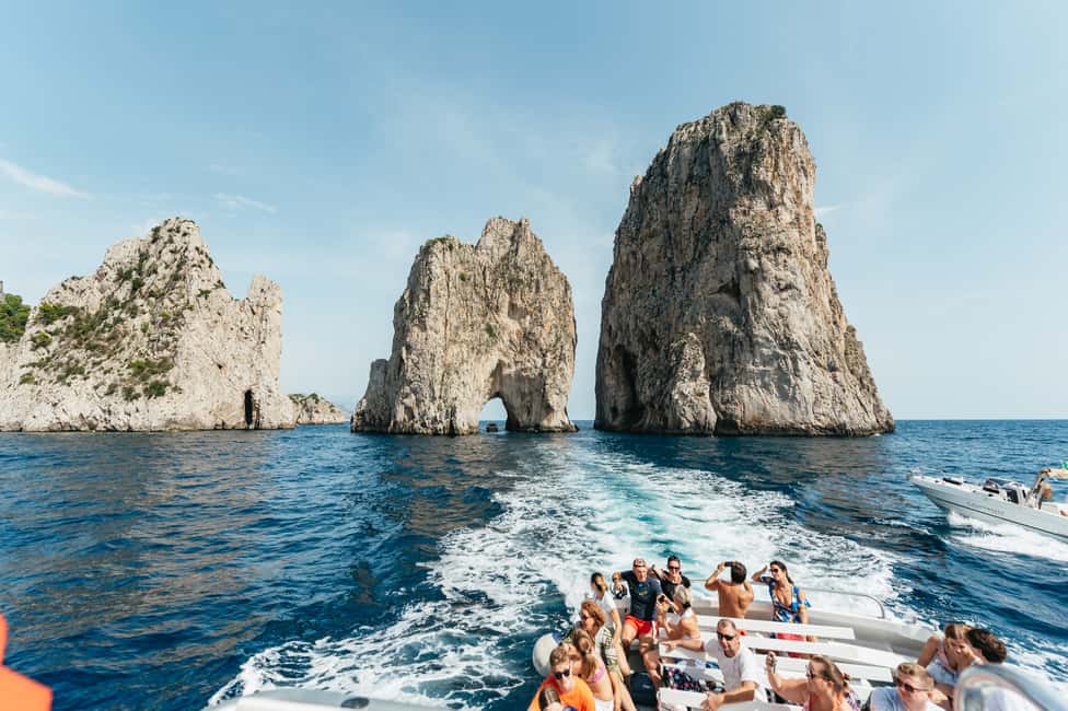 Immagine nº 22 di Sorrento: Gita in barca in Costiera e a Capri con degustazione di limoncello attività a Matermania, caricata dal fornitore