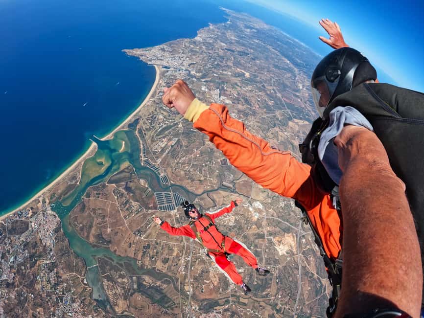 imagem n.11 de Skydive Algarve: Paraquedismo Tandem 10.000ft (até 15.000ft) atividade em Alvor, carregada pelo fornecedor