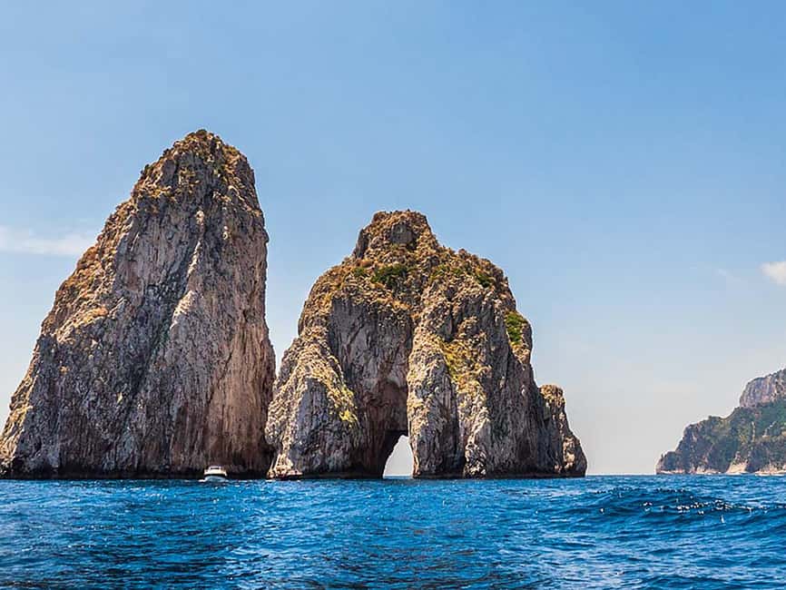 Immagine nº 2 di Tour VIP di Capri: Anacapri, Giardini di Augusto e Faraglioni attività a Campania, caricata dal fornitore