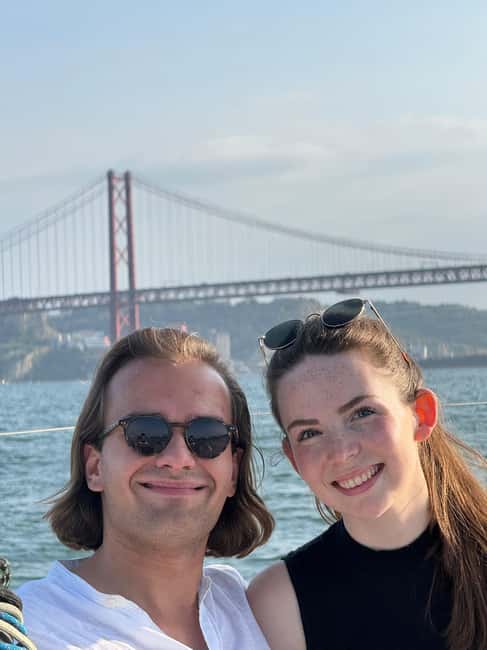 imagem n.30 de Lisboa: Passeio de Veleiro com Guia Local e Open Bar de Vinho Verde atividade em Lisboa, carregada pelo fornecedor