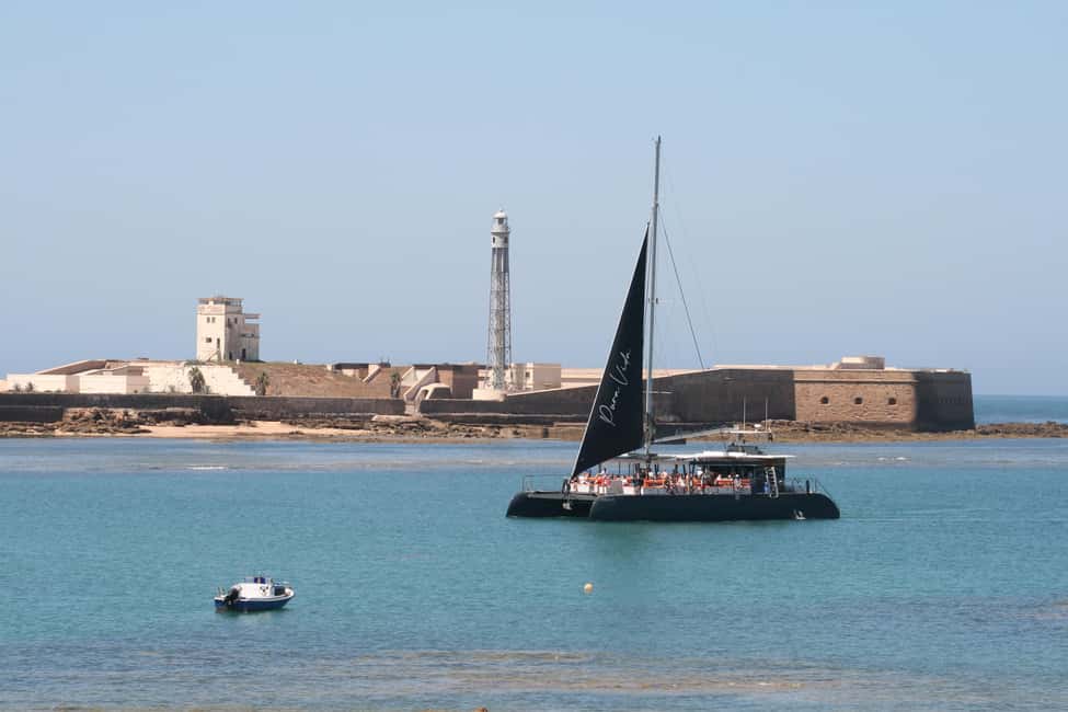 imagen n.º 1 de Cádiz: Excursión en Catamarán por la Bahía de Cádiz con Anfitrión actividad en Cádiz, subida por el proveedor