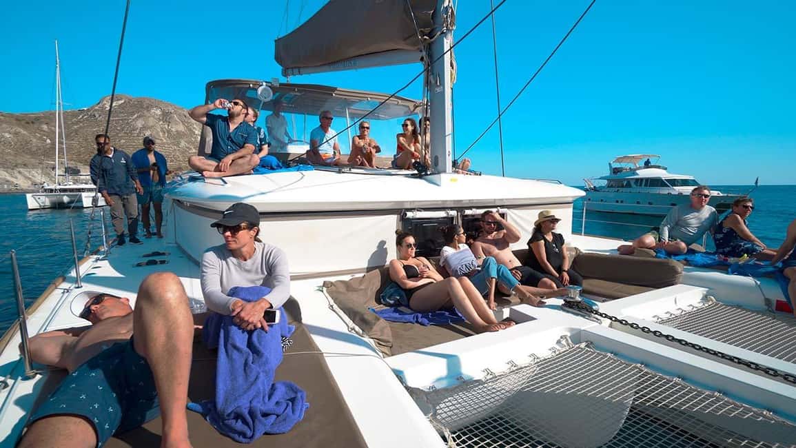 imagem n.23 de Santorini: Cruzeiro ao pôr do sol com jantar grego e transfer atividade em Cíclades, carregada pelo fornecedor
