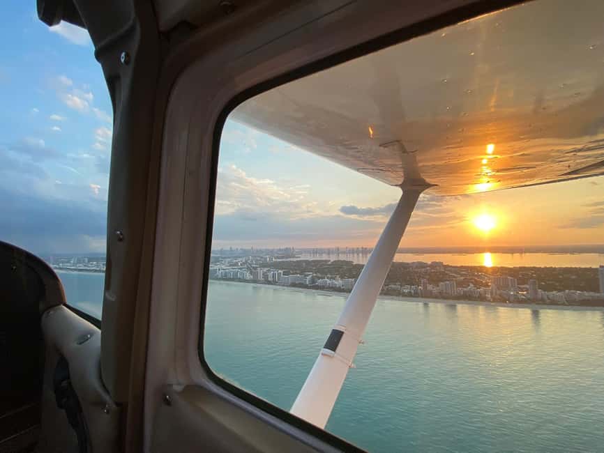 imagen n.º 15 de Miami Beach: Vuelo romántico privado al atardecer con champán actividad en Miami, subida por el proveedor