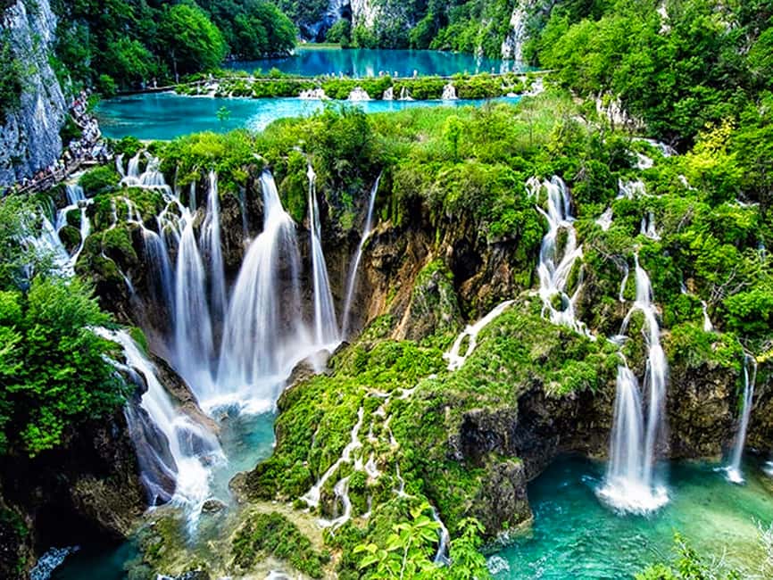afbeelding n.1 van Vanuit Zagreb: Dagtrip Plitvice & Rastoke met gids en ticket activiteit in Slunj, geüpload door aanbieder