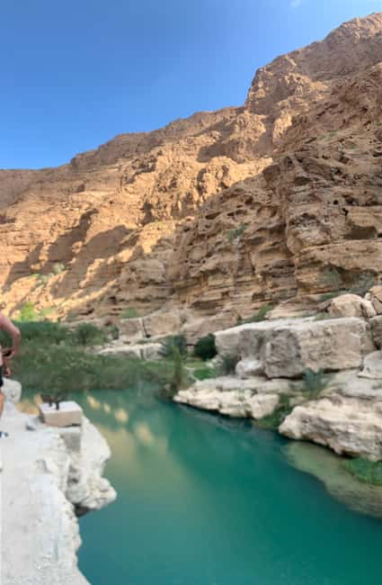Immagine nº 2 di Muscat: Tour privato di Wadi Shab e Bimmah Sinkhole con pranzo attività a Regione al-Sharqiyya, caricata dal fornitore