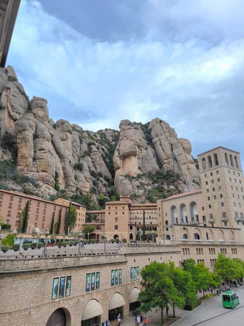 Immagine nº 9 di Tour per piccoli gruppi a Montserrat con treno e funivia attività a Catalogna, caricata dal fornitore