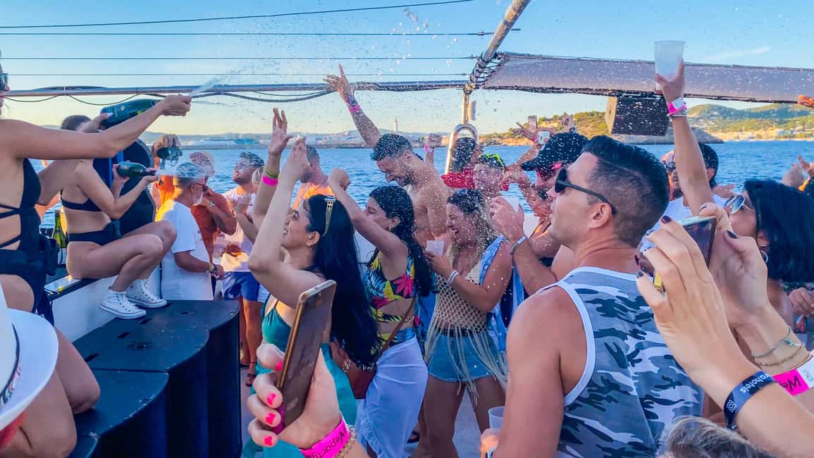 Image N°54 de Ibiza : Soirée VIP sur un catamaran avec Open Bar Premium, Paella et Ticket Club activité à Ibiza (ville), publiée par le prestataire